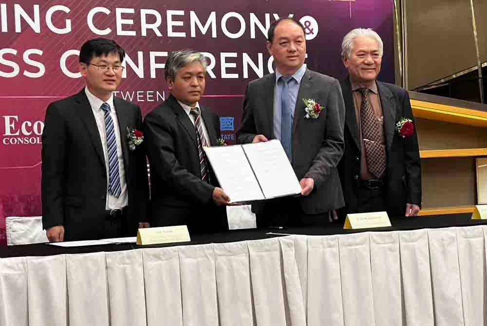 Wilbert (dua dari kanan) dan wakil CSCEC menunjukkan dokumen kontrak yang ditandatangani sambil disaksikan Jian Wen (kiri) dan Pengarah Eksekutif EcoFirst, Datuk Kenneth Teoh (kanan) pada majlis yang diadakan di ibu negara, pada Selasa.