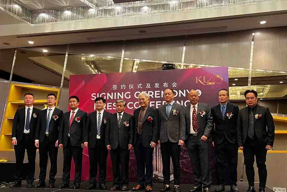 Wakil EcoFirst dan CSCEC bergambar bersama pada majlis menandatangani kontrak projek KL48 pada Selasa.