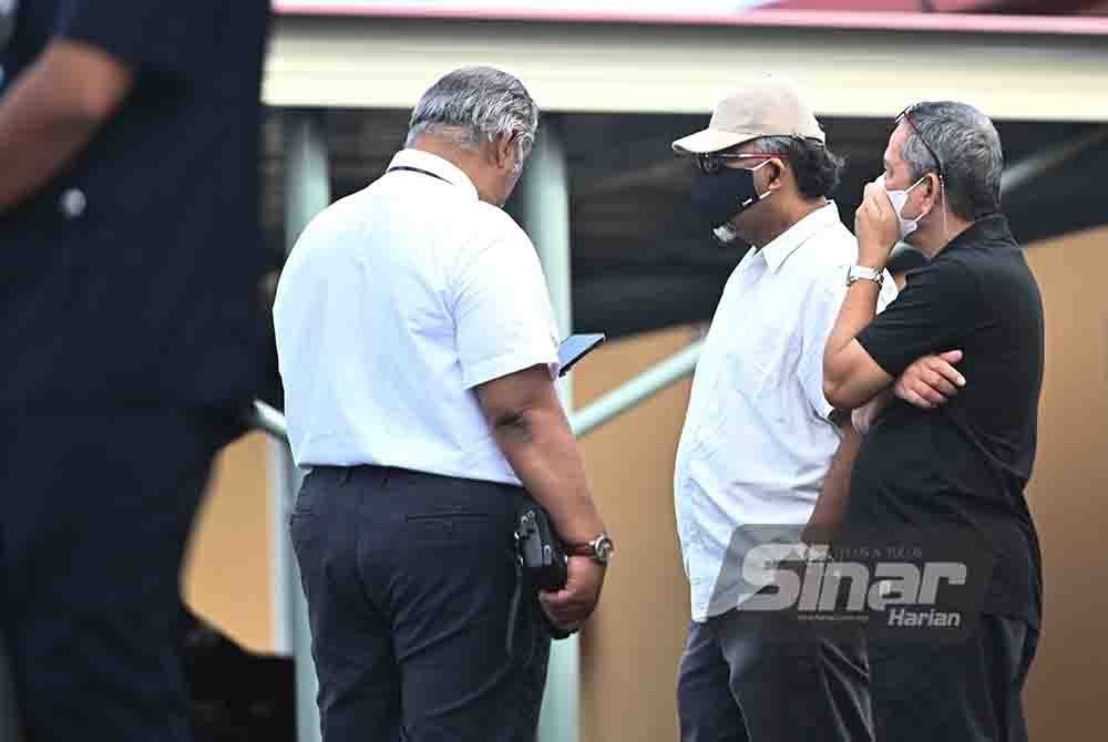 Muhamad Reze (dua dari kanan) berdepan 10 pertuduhan memalsukan sijil vaksinasi Covid-19 pada Disember 2021.