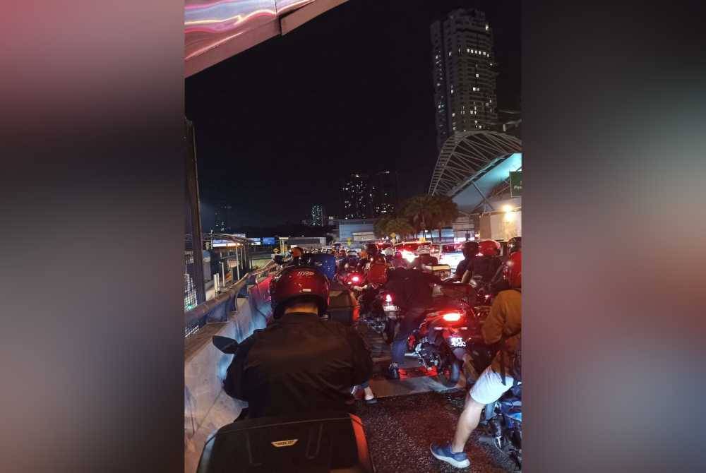 Keadaan sesak di CIQ susulan ketiadaan bekalan elektrik sejak jam 8 malam Selasa. - Foto tular