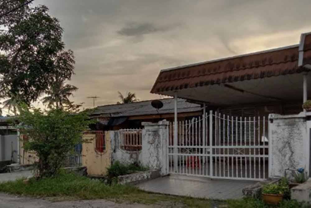 Suasana lengang sekitar kawasan kejiranan berdekatan rumah yang dipercayai menjadi lokasi penemuan mayat disimen dalam kolah bilik air pada Ahad lalu.
