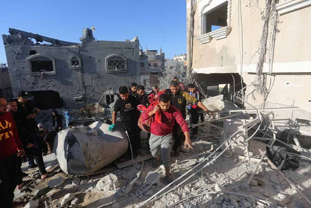 Orang ramai menjalankan kerja menyelamat selepas serangan Israel di bandar Rafah, selatan Semenanjung Gaza. - Foto Xinhua