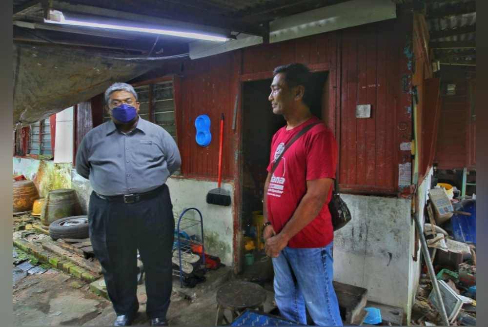 Muhammad Aiza (kiri) melawat