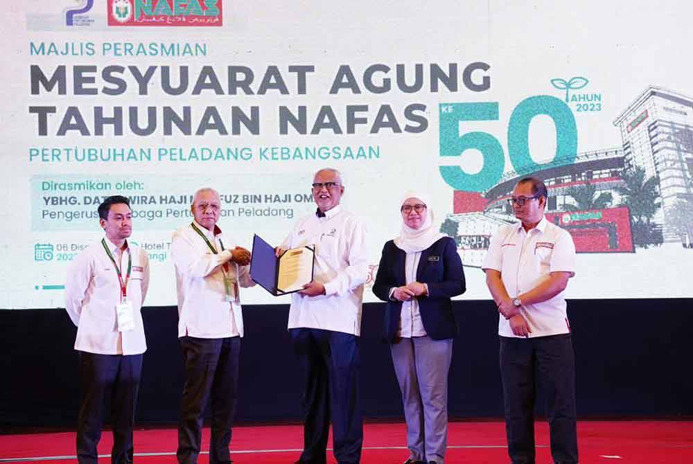 Zamri (dua dari kiri) menyerahkan Memorandum Pertubuhan Peladang kepada Mahfuz yang seterusnya akan diangkat kepada Perdana Menteri untuk pertimbangan.