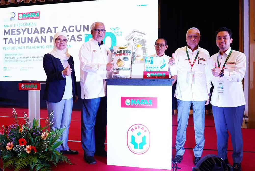 Mahfuz (dua dari kiri) turut melancarkan baja durian, NAS 888 dan kit pertanian bandar sempena perasmian Mesyuarat Agung Agung Tahunan NAFAS kali ke-50 di Bangi pada Rabu.
