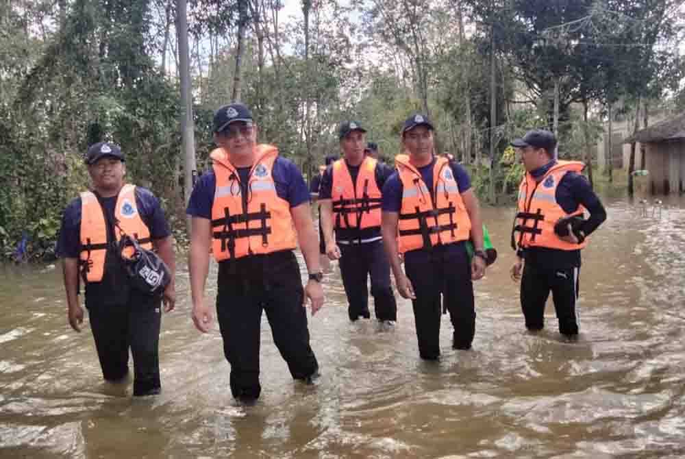 Mohd Yahfizaril (dua dari kiri) melakukan rondaan bersama pegawai dan anggota di Kampung Serongga pada Rabu.