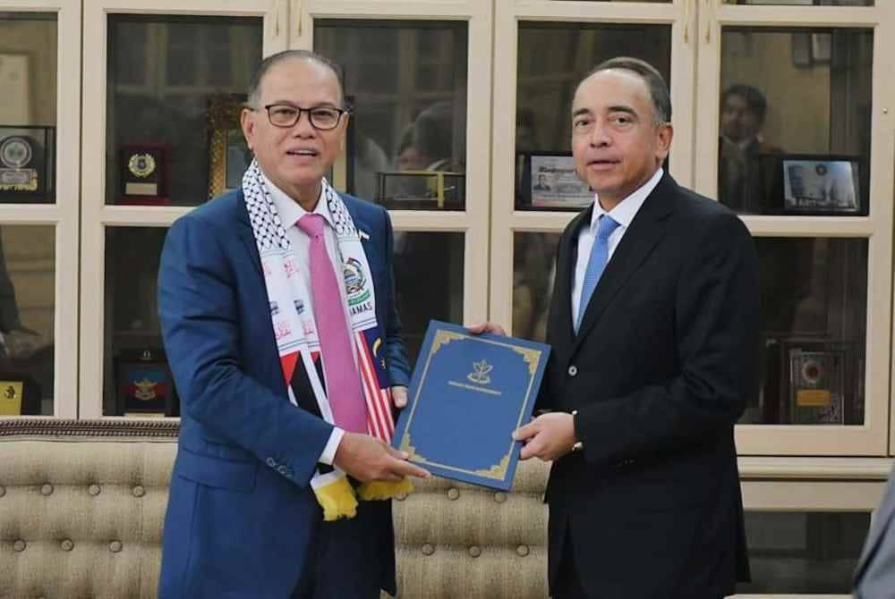 Wan Rosdy (kanan) menyampaikan surat lantikan ahli MPEN kepada Mohamed Nazir pada majlis di Wisma Sri Pahang pada Rabu.