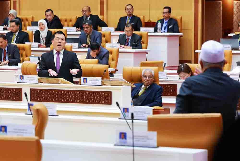 Persoalan mengenai konsert liar menyebabkan Sze Yee tidak memberikan laluan dengan menyifatkan Ketua Pembangkang cuba bermain politik.