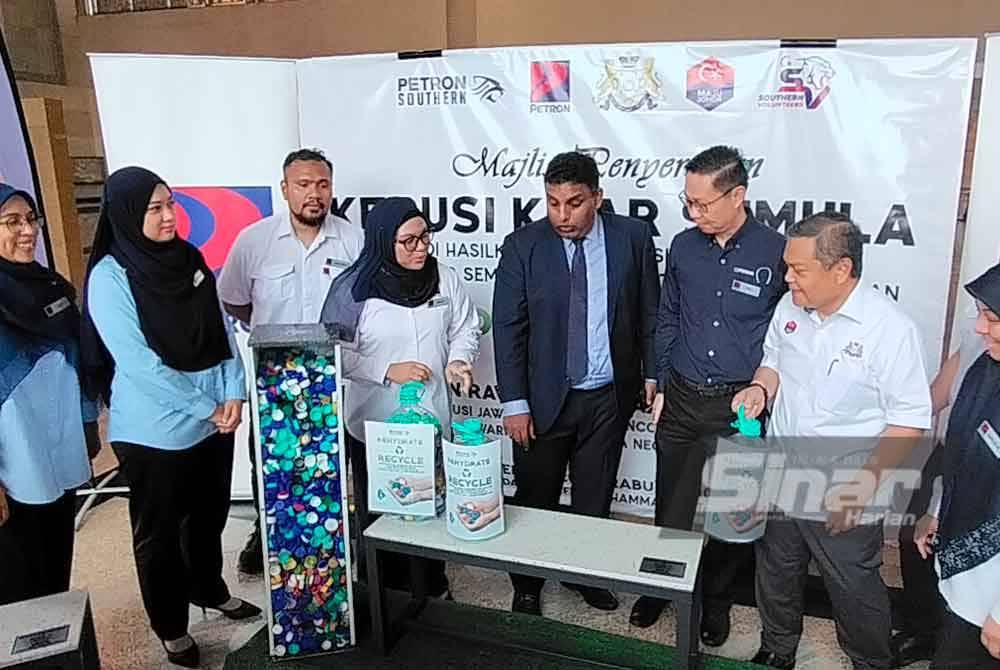 Raven (empat dari kanan) hadir Majlis Penyerahan Kerusi Kitar Semula di Kota Iskandar, pada Rabu.