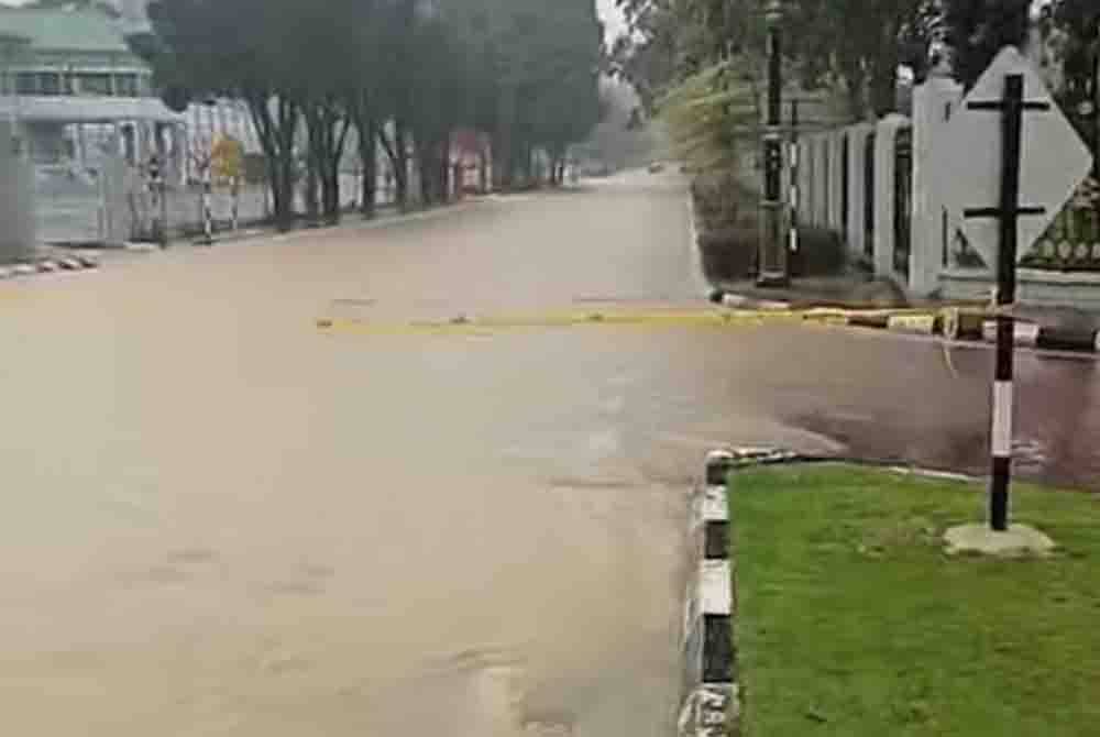 Laluan persimpangan Jalan Gertak Merah yang turut dinaiki air.