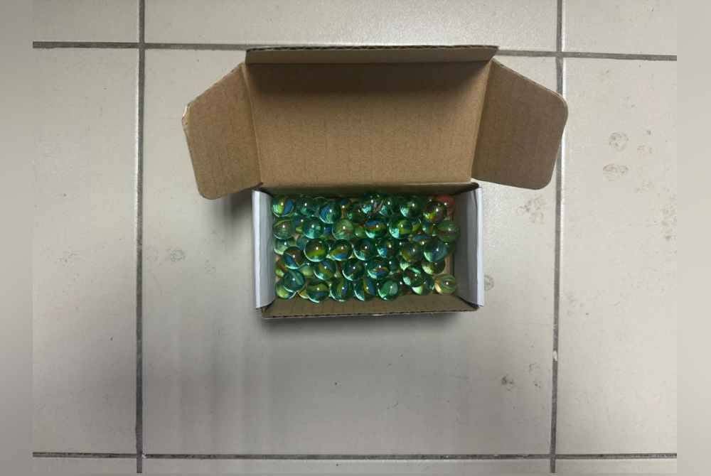 Guli dipercayai digunakan sebagai peluru senapang angin dirampas dalam serbuan polis di sebuah rumah pekerja ladang di Semporna.