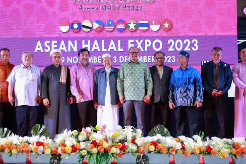 Mohd Salleh (lima dari kanan) ketika merasmikan Majlis Penutup ASEAN Halal Expo 2023 & pelancaran ASEAN Halal Expo 2024 di ASEAN Mall di Pattani, Thailand pada Ahad.