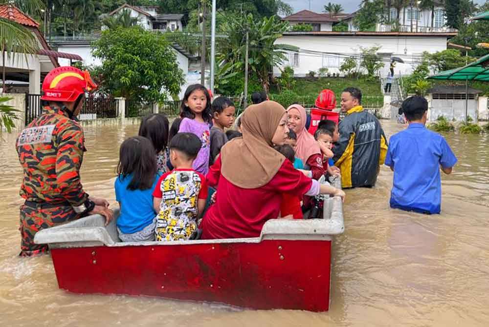 Antara mangsa banjir yang diselamatkan anggota bomba di Kampung Mohd Amin, Johor Bahru.