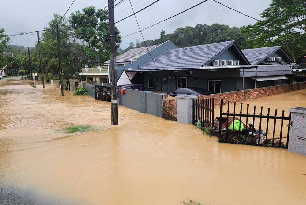 Jalan Mas di Taman Kolam Air merupakan di antara 25 lokasi yang dikenalpasti terjejas banjir kilat susulan hujan lebat kira-kira dua jam sejak tengah hari tadi. - Foto Bernama