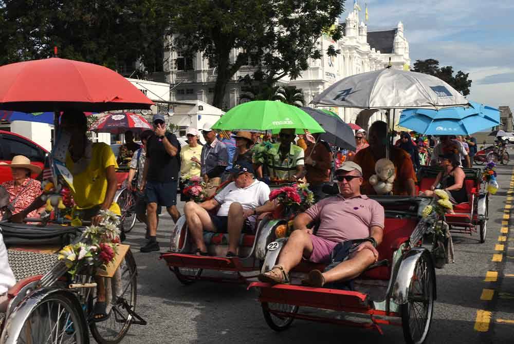 Para pelancong dari luar negara menikmati keindahan bangunan bersejarah yang dibina semasa penjajahan British di Padang Kota Lama, Pulau Pinang. - Foto Fail Bernama
Padang Kota Lama merupakan tapak warisan dunia yang diiktiraf oleh Pertubuhan Pendidikan, Sains dan Kebudayaan Pertubuhan Bangsa-Bangsa Bersatu (UNESCO).
Pengerusi Jawatankuasa Pelancongan dan Ekonomi Kreatif negeri Pulau Pinang, Wong Hong Wai berkata, jumlah pelancong bagi separuh pertama tahun ini ialah seramai 1.68 juta pelancong manakala bagi separuh pertama tahun lalu sebanyak 705,670 pelancong.
‘Pengumuman membuka pintu sempadan kepada pelancong antarabangsa bermula 1 April tahun lalu telah memberi impak yang positif kepada sektor pelancongan,’ katanya dalam sidang Dewan Udangan Negeri (DUN) Pulau Pinang baru-baru ini.
-fotoBERNAMA (2023) HAK CIPTA TERPELIHARA