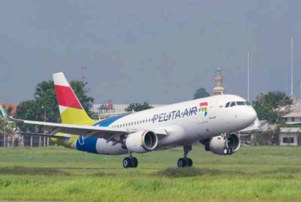 Penerbangan Pelita Air IP 205 dari Surabaya ke Jakarta pada 1.20 tengah hari waktu tempatan pada Rabu tertunda berikutan seorang penumpang membuat jenaka berkaitan bom.