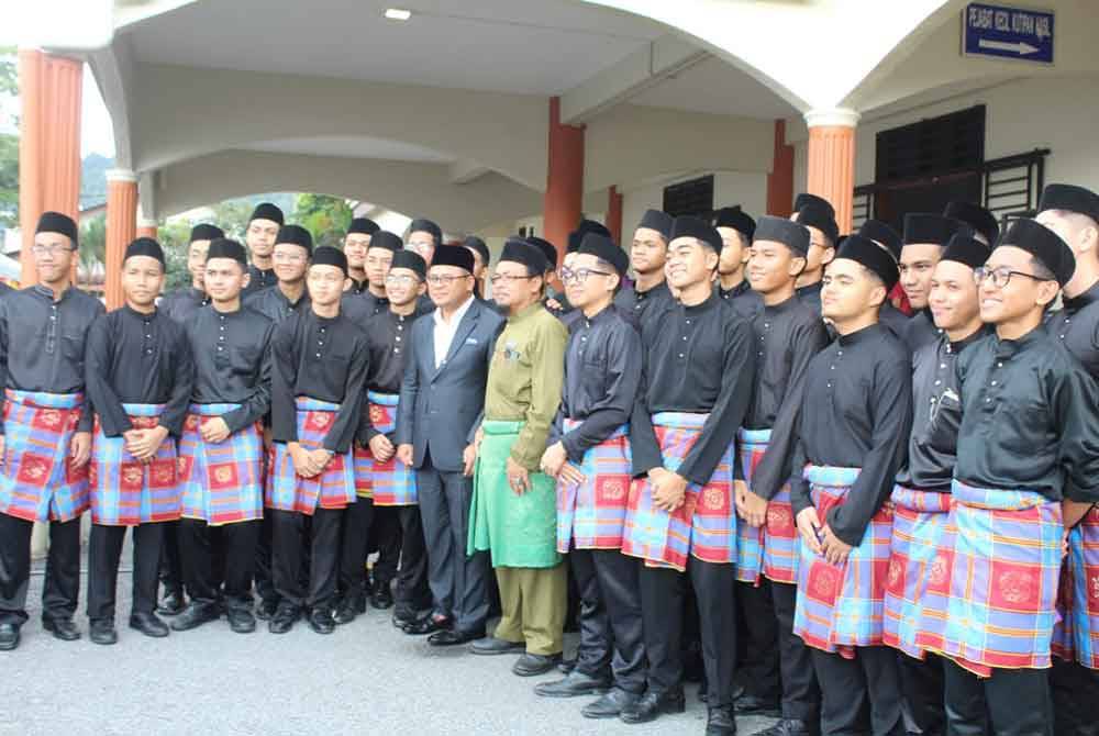 Amirudin bergambar bersama pelajar yang menyertai Program Jelajah Tekad Pendidikan #KitaSelangor di Dewan Beringin pada Rabu.