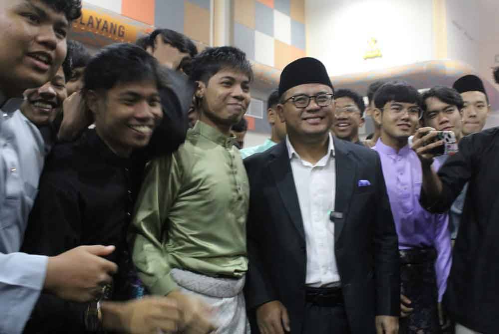 Amirudin bergambar bersama pelajar yang menyertai Program Jelajah Tekad Pendidikan #KitaSelangor di Dewan Beringin pada Rabu.