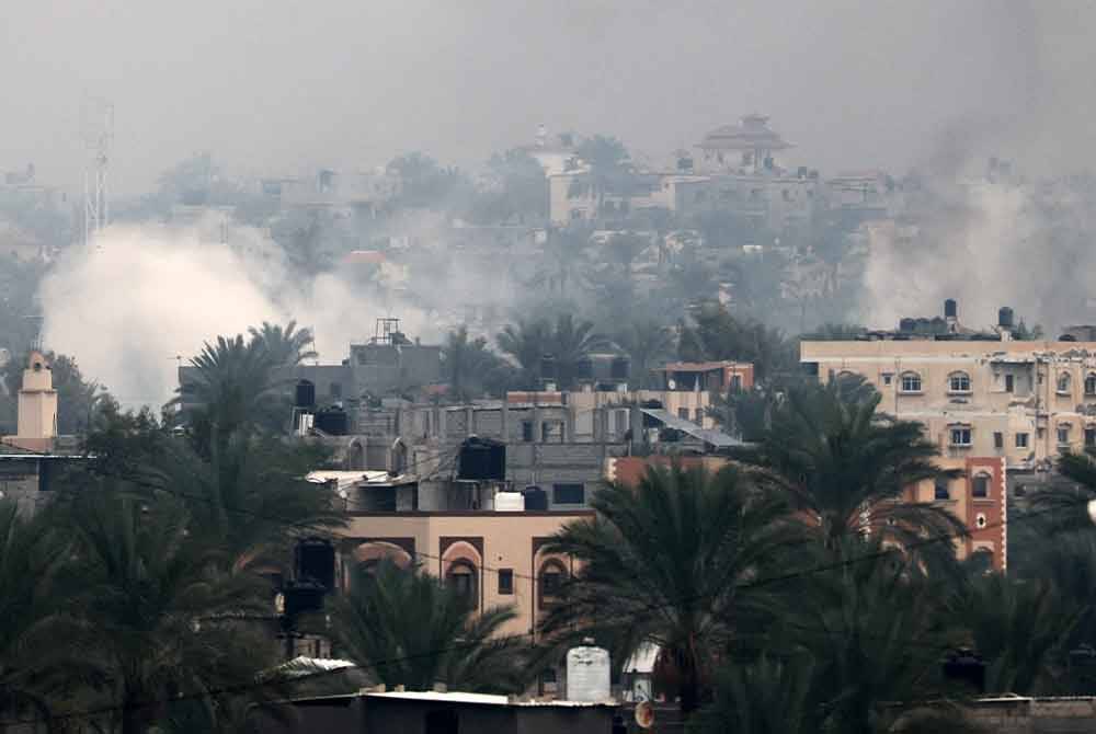 Kepulan asap tebal memenuhi ruang udara di Khan Yunis selepas pertempuran terus sengit pada Selasa.