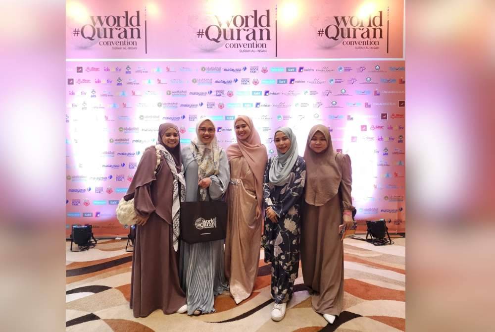 Ketua Kumpulan Pembangunan Jenama Kecantikan Halal Paragon, Alif Kartika (dua dari kiri) bersama rakan sekerja dari Paragon Indonesia dan Malaysia menyertai World #QuranConvention di Movenpick Hotel & Convention Centre KLIA, 2 Disember lalu.