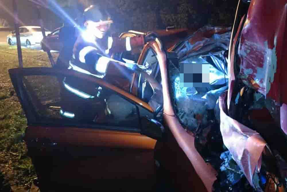 Anggota bomba mengeluarkan mangsa yang tersepit dalam kemalangan di Jalan Kuala Selangor berhampiran Kompleks Penjara Sungai Buloh dekat sini pada Khamis.