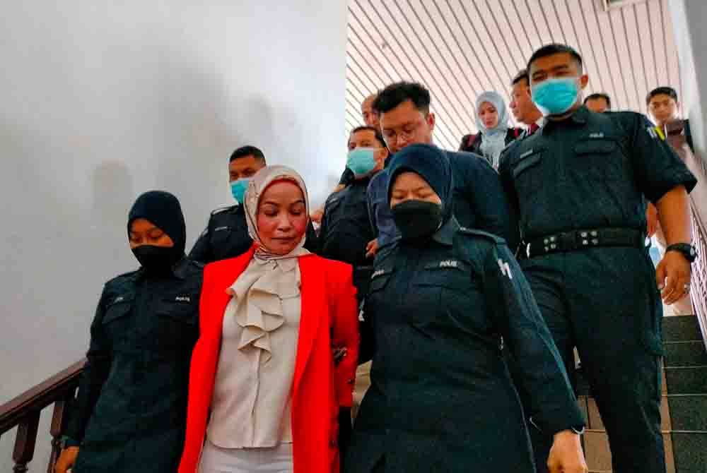 Mariyah (tengah) dan anaknya, Ezuan Hafsyam (belakang) tidak mengaku di Mahkamah Sesyen di sini, pada Khamis.