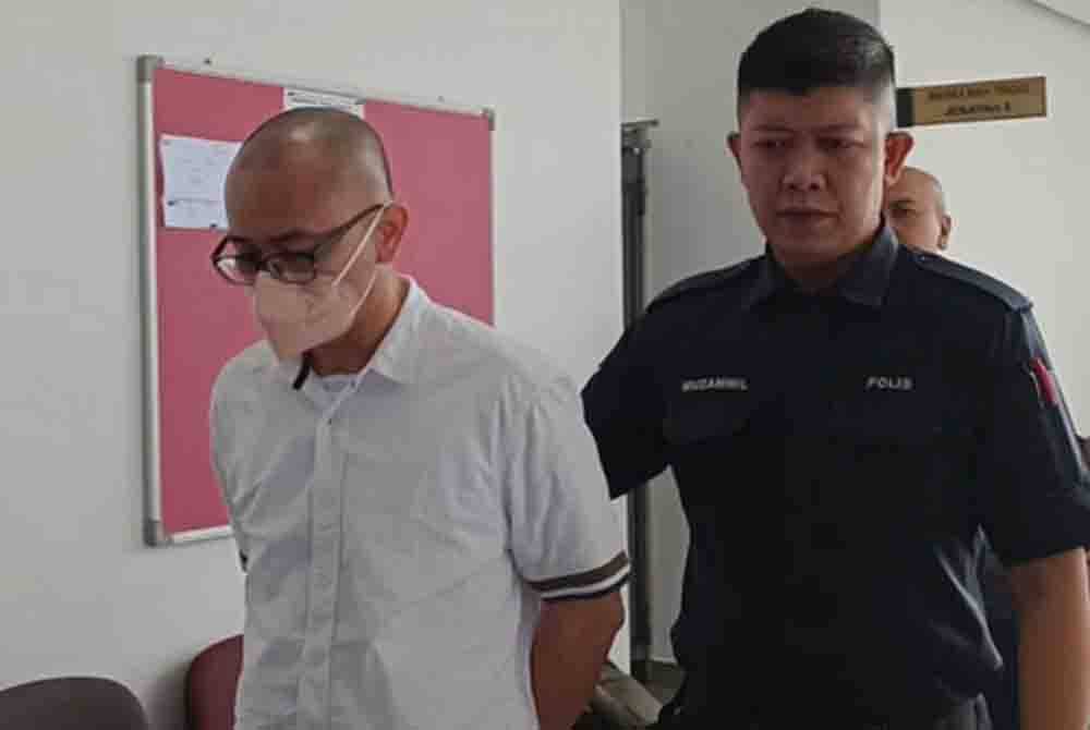 Yew Wei Liang (tengah) ketika dibawa ke Mahkamah Tinggi Kuala Lumpur pada Khamis.