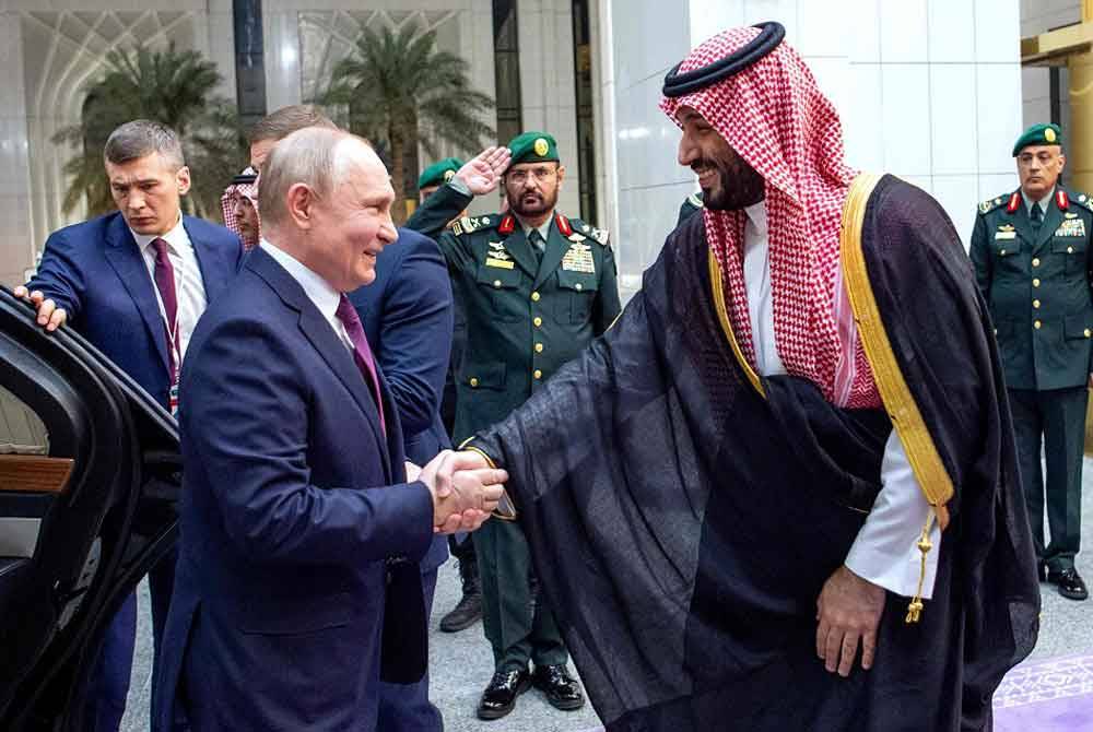 Mohammed Salman (kanan) mengalu-alukan lawatan Putin di ibu negara Riyadh pada Rabu. - Foto: AFP