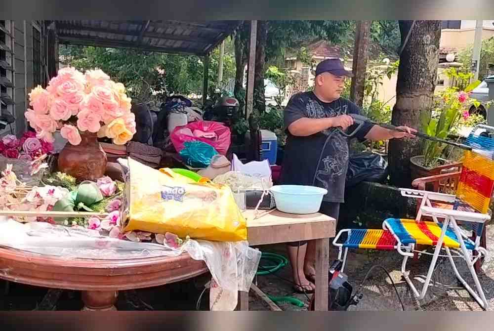 Penduduk Kampung Mohd Amin mengemas barang selepas air banjir surut sepenuhnya pada Khamis.