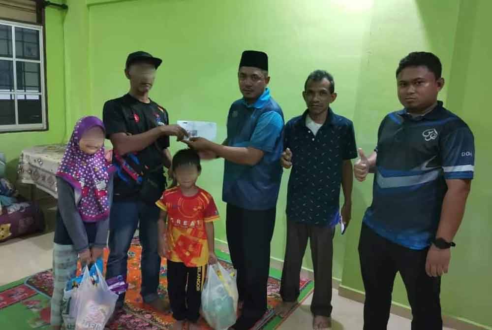 Wakil LZS menyampaikan bantuan rumah sewa kepada keluarga berkenaan.