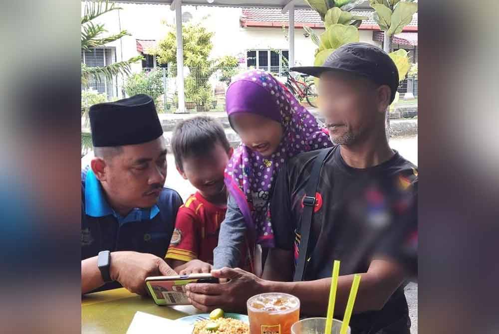 Kakitangan LZS (kiri) menyantuni keluarga yang tidur di dalam kereta untuk kenal pasti bantuan yang diperlukan.