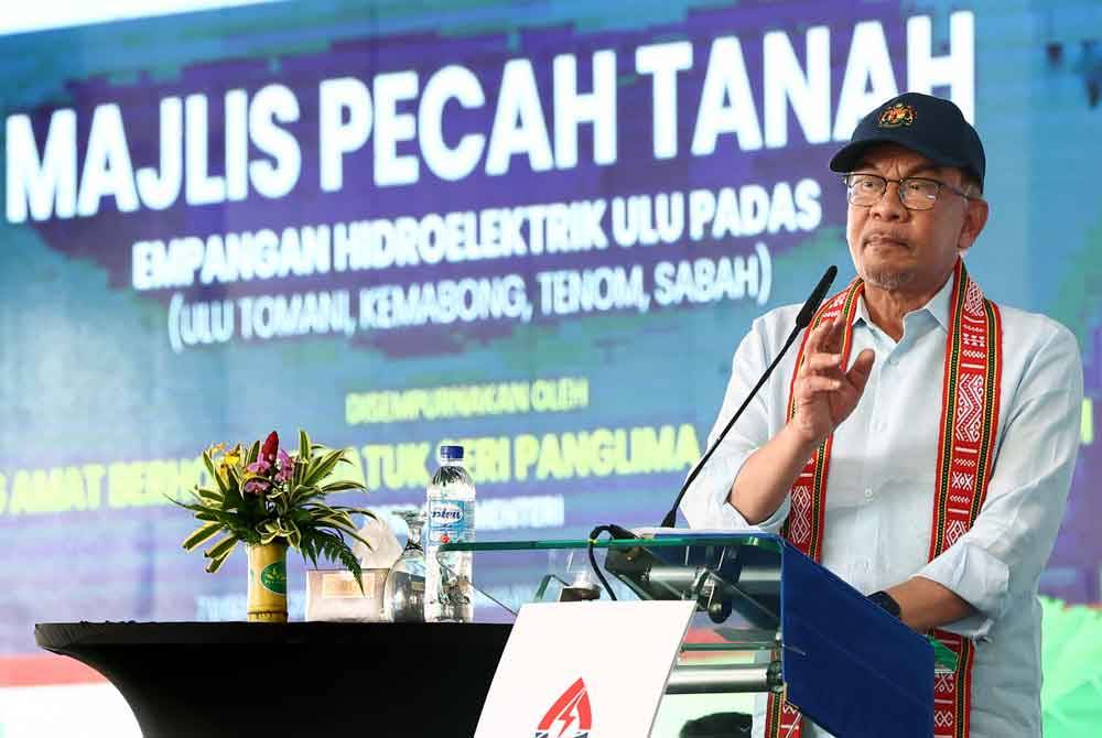 Anwar menyampaikan ucapan perasmian pecah tanah projek Empangan Hidroelektrik Ulu Padas di Ulu Tomani, Kemabong hari ini. - Foto Bernama