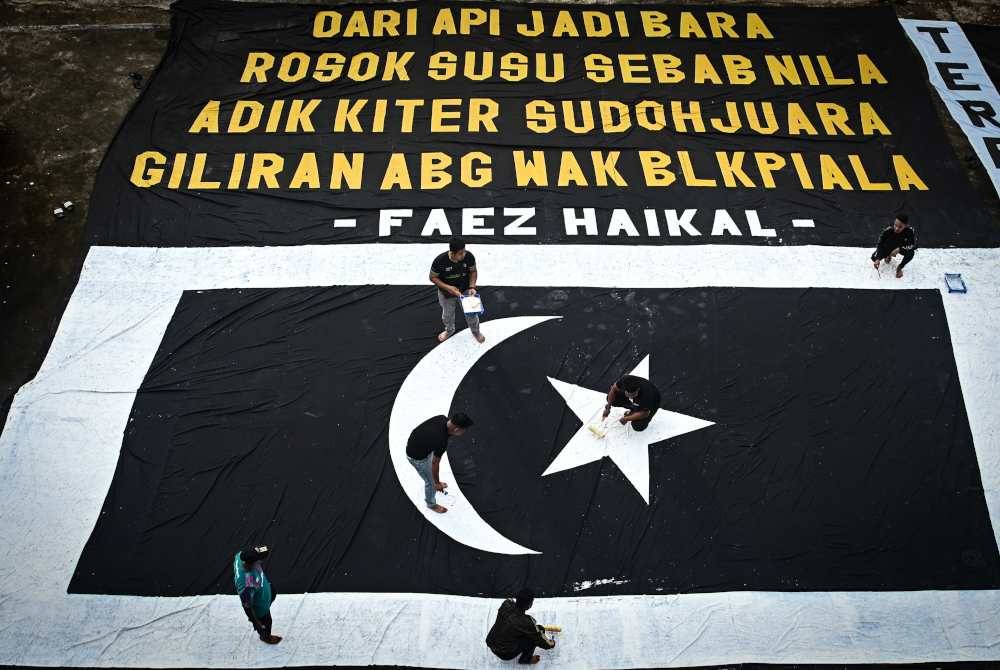 Final Piala Malaysia: Bendera, kain rentang gergasi iringi Terengganu FC