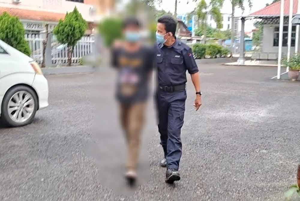 Tertuduh (kiri) yang juga merupakan pesalah juvana didakwa mengikut Seksyen 377 C Kanun Keseksaan.