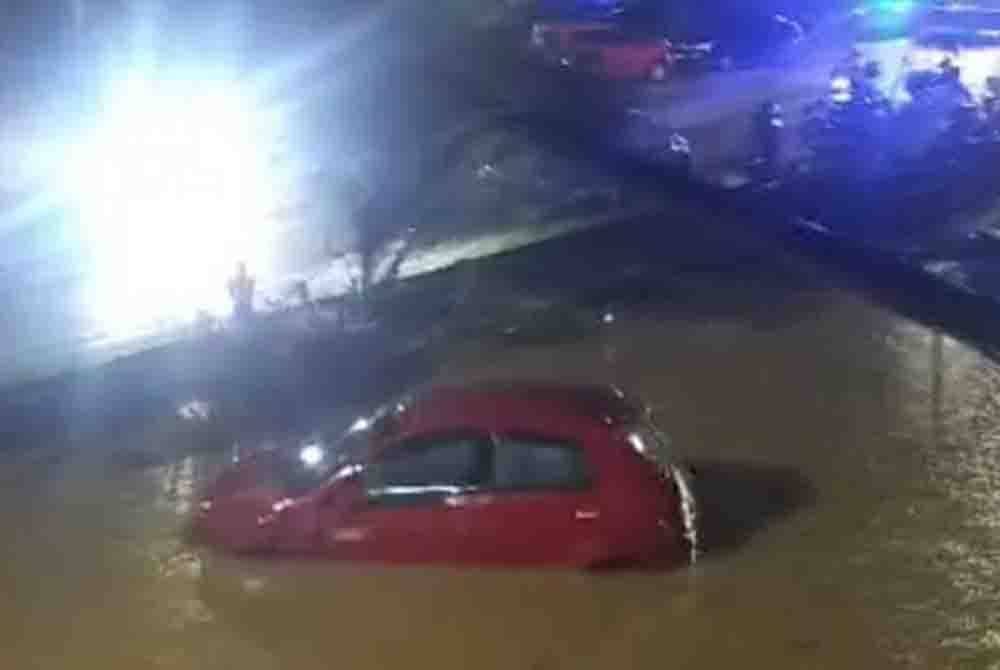 Banjir kilat menyebabkan pekan Masai, Pasir Gudang, ditenggelami air selepas Sungai Masai melimpah pada Jumaat