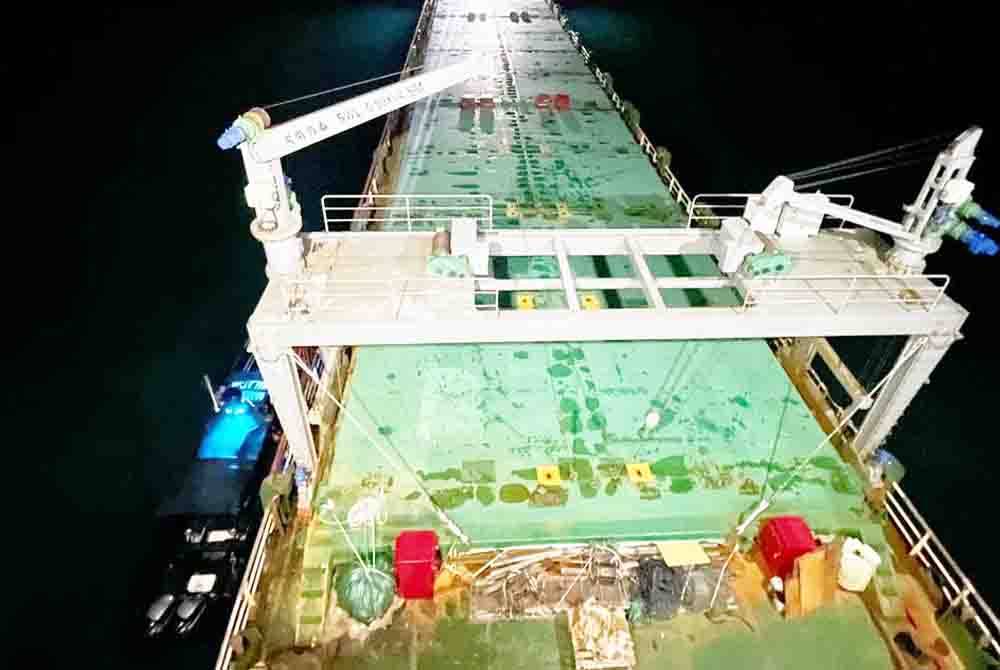 Kapal yang membawa seramai 14 kru ditahan APMM pada malam Rabu.
