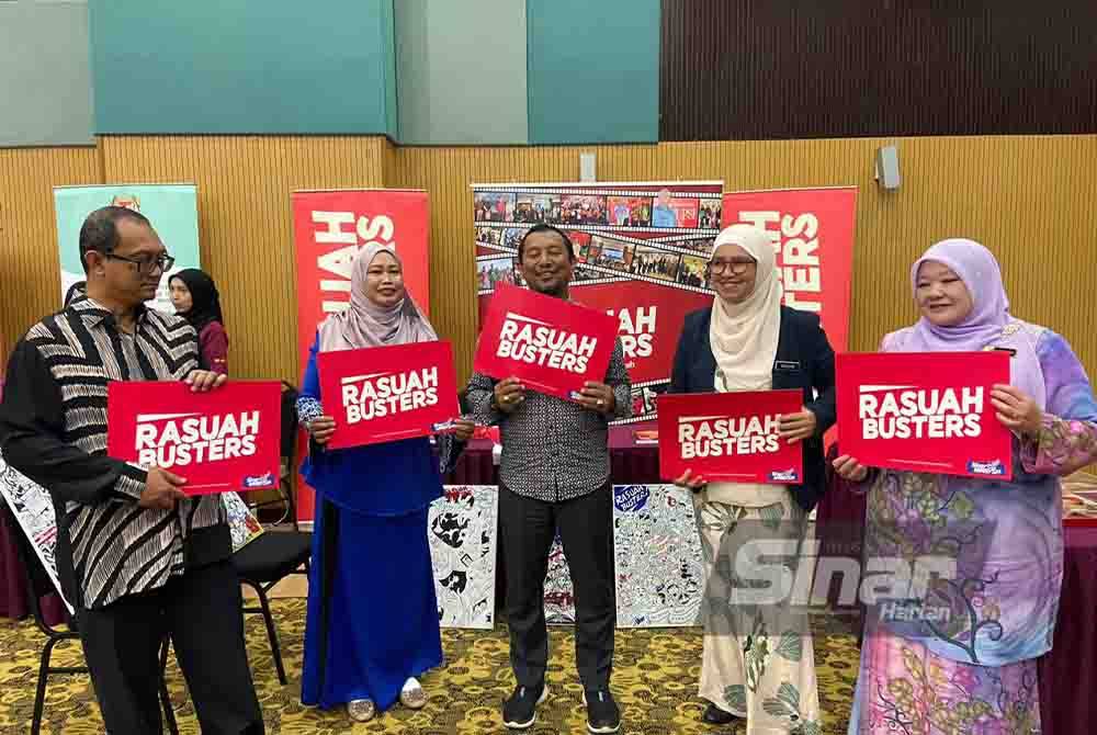 Azulita (dua dari kanan) dan Lokman (tengah) bergambar bersama plakad Rasuah Busters sempena sambutan Hari Integriti LPP 2023 dengan tema 'Bukan Lupa Tapi Tak Ingat' di Kuala Lumpur pada Khamis.