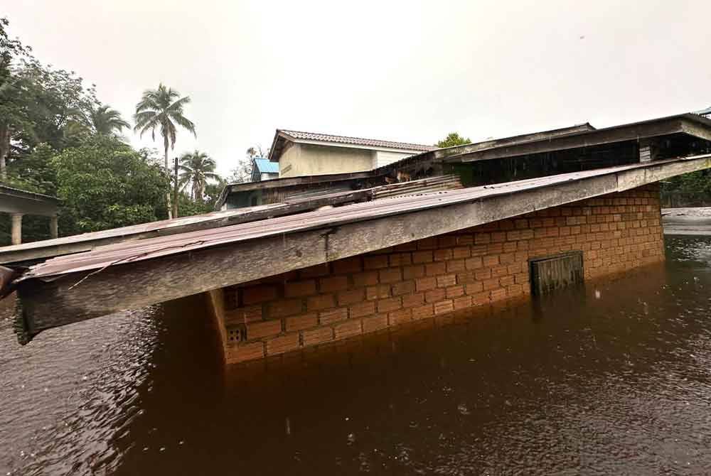 Keadaan rumah penduduk yang ditenggelami banjir. - Foto Sinar Harian