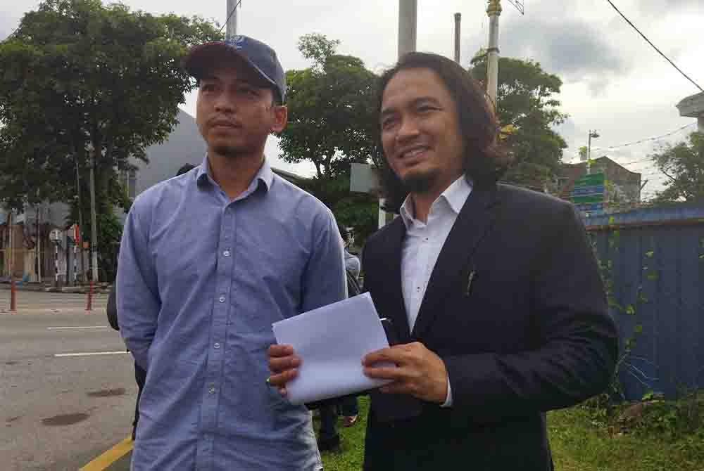 Abdul Wahab (kiri) tampil membuat laporan di IPD Kajang bersama peguamnya, Faizal pada Khamis.