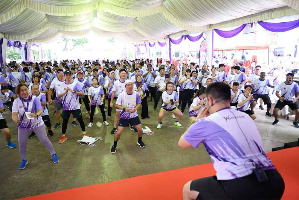 Peserta melakukan senaman sebelum acara larian bermula.