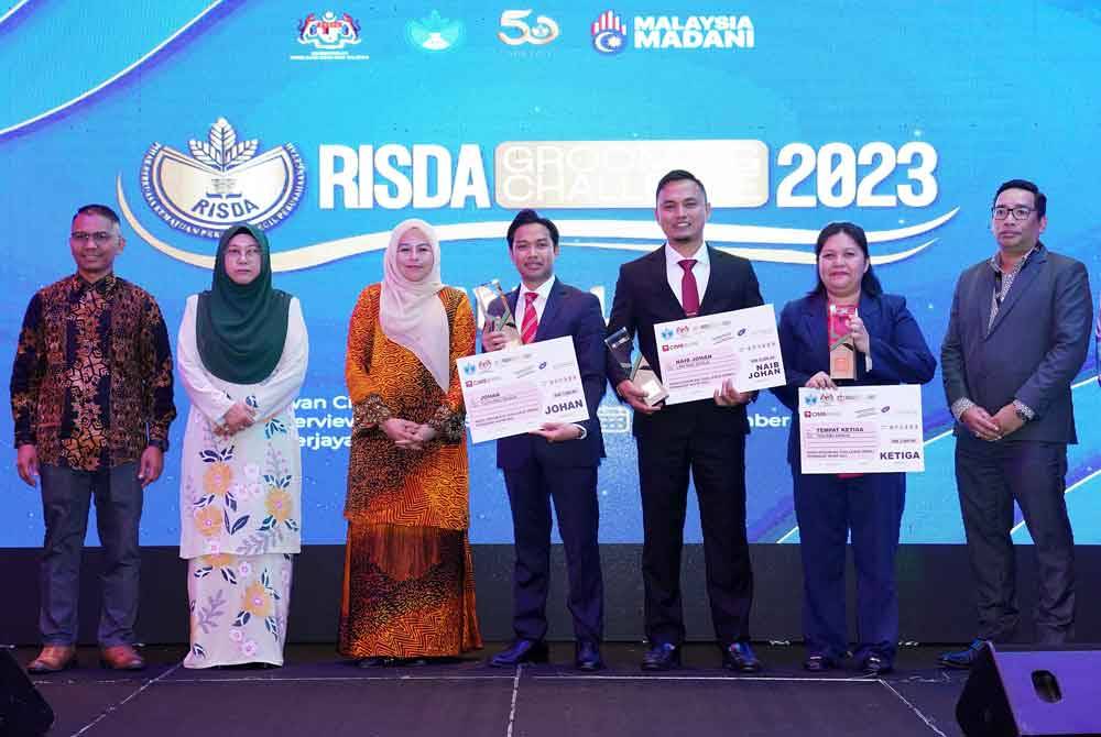 Noraini (tiga dari kiri) dan Haniza (dua dari kiri) bersama pemenang-pemenang RGBC 2023 di Cyberjaya pada Khamis.