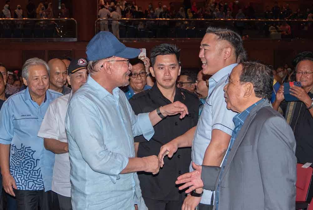 Anwar bersalaman bersama kakitangan awam yang hadir pada Majlis Ramah Mesra Bersama Perdana Menteri di Dewan Konvensyen Ujana Kewangan Labuan hari ini. - Foto Bernama
