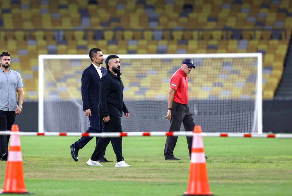Tunku Ismail (tiga dari kiri) berkenan meninjau keadaan padang dan sesi latihan rasmi JDT menjelang Piala Malaysia 2023 akhir malam esok di Stadium Nasional Bukit Jalil malam ini. - Foto Bernama