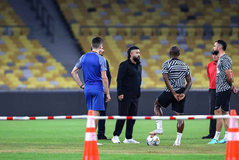Tunku Ismail (tiga dari kiri) berkenan meninjau keadaan padang dan sesi latihan rasmi JDT menjelang Piala Malaysia 2023 akhir malam esok di Stadium Nasional Bukit Jalil malam ini. - Foto Bernama