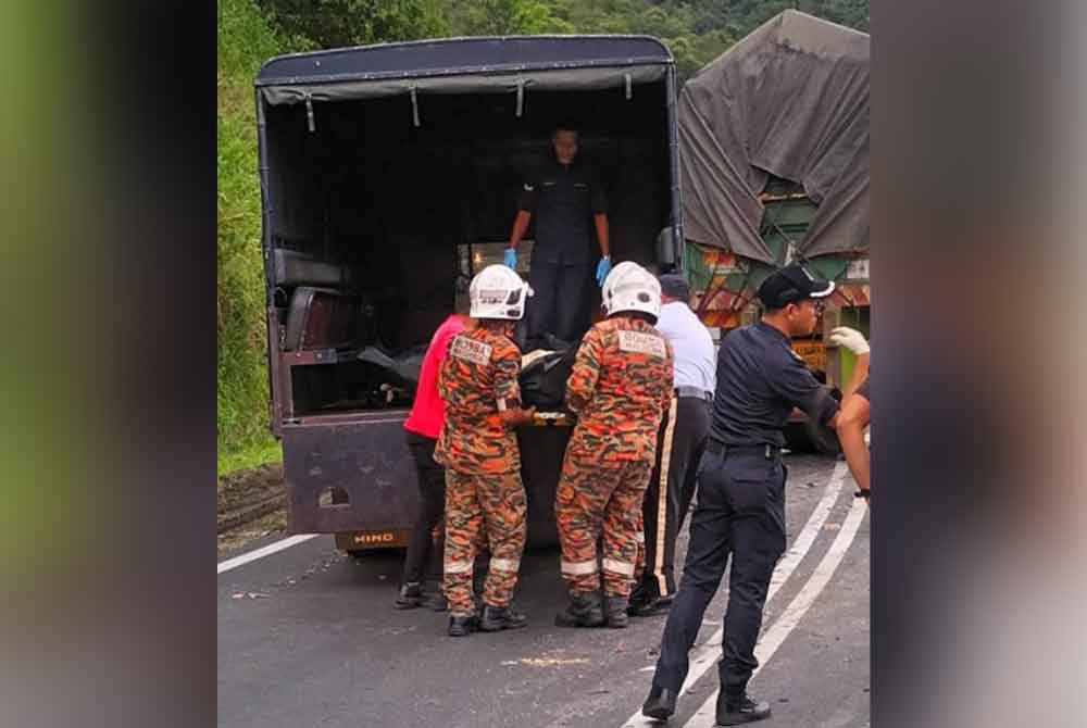 Mayat kedua-dua mangsa diserahkan kepada pihak polis untuk tindakan lanjut. - Foto ihsan Bomba Perak