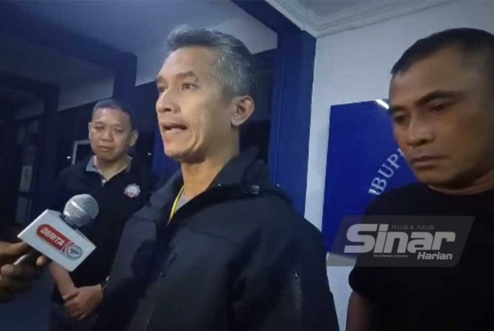 Mohd Shuhaily bercakap kepada pemberita di pekarangan Ibu Pejabat Polis Daerah Petaling Jaya pada Khamis.