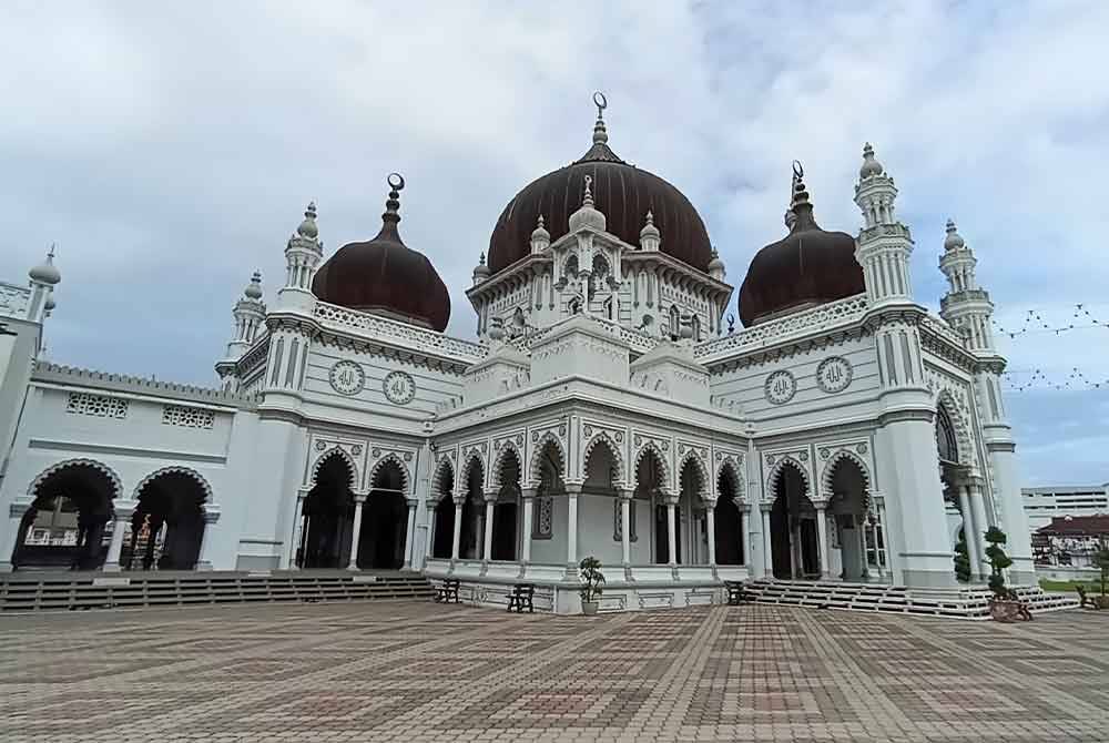 Masjid Zahir merupakan masjid perlancongan pertama di Kedah menyediakan khidmat Pemandu Pelancong Masjid (Mosque Tour Guide) Islamic Outreach ABIM (IOA).