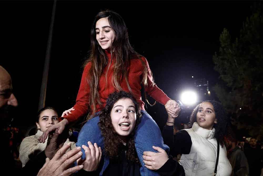 Rouba Assi yang diarak setelah dibebaskan turut berkongsi cerita bagaimana tahanan Palestin berdepan sekatan lebih ketat di penjara Israel.