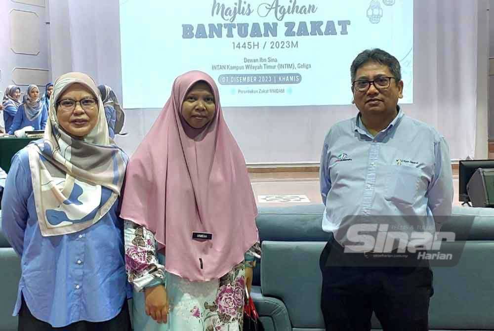 Hamidah (tengah) bersama Mohd Noor Ismardi (kanan) pada Majlis Agihan Bantuan Zakat di Intan Kampus Wilayah Timur.