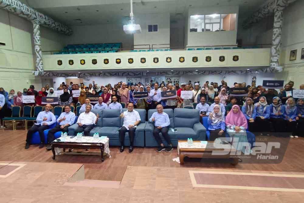 Barisan pengurusan Maidam dan Jasa Merin bersama penerima asnaf pada Majlis Agihan Bantuan Zakat di Intan Kampus Wilayah Timur.